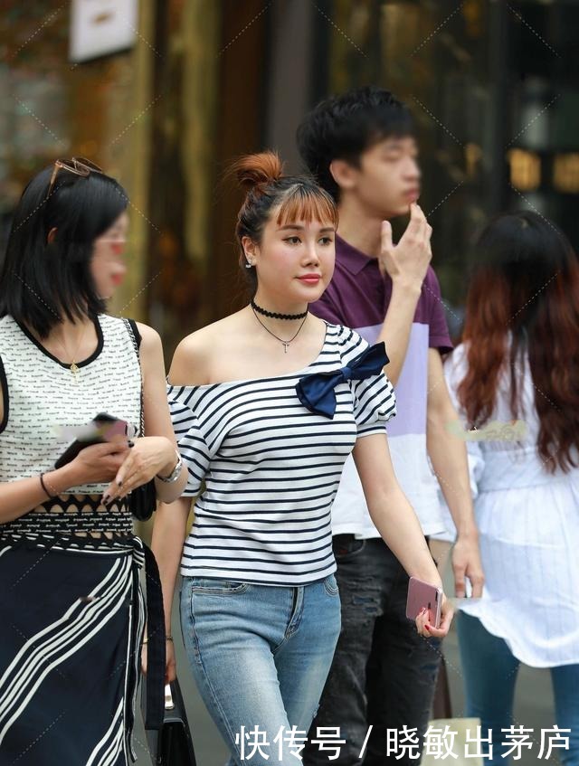 搭配|白色斜肩格纹短T恤搭配蓝色牛仔裤,简单穿搭,轻松自在