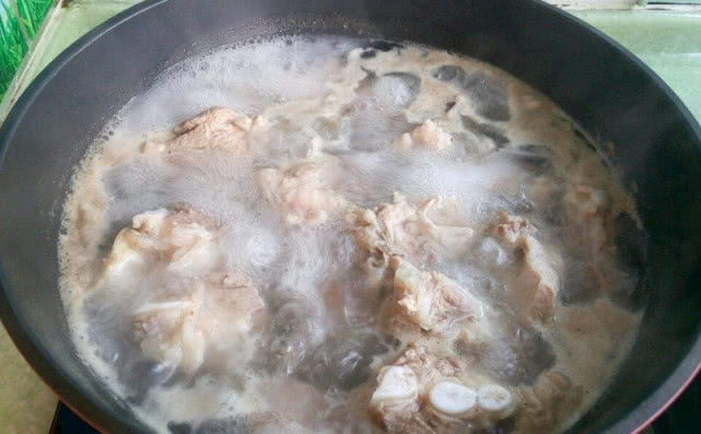  “排骨”焯水用凉水还是开水，厨师朋友说漏嘴，做错一步口味全变