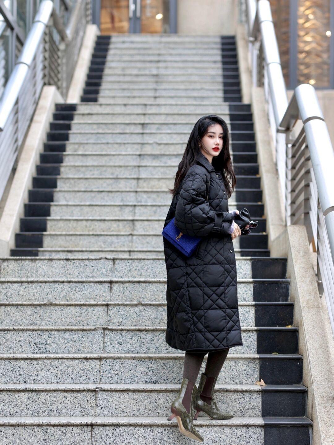 子女生 冬天毛衣怎样搭配出时尚感!紫色毛衣搭配皮裙,高级又不失个性!