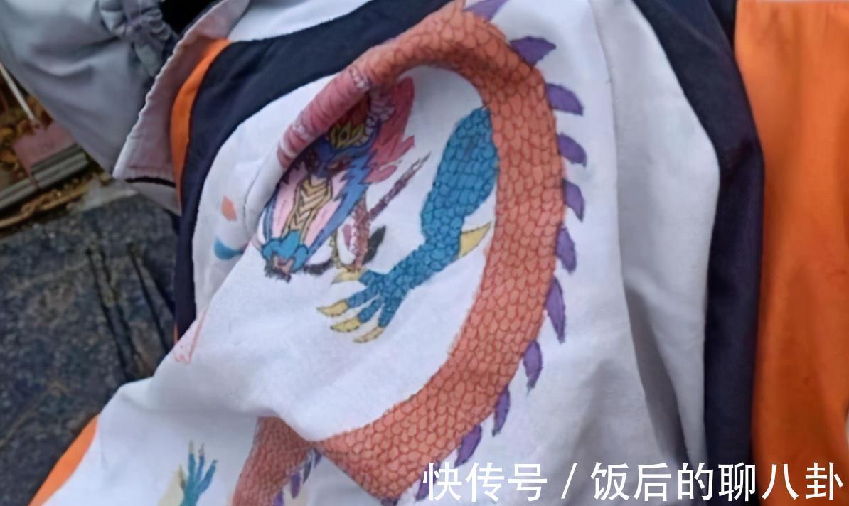 手绘#学生们:“手绘校服”火了,一个比一个惊艳,老师家长却很抓狂