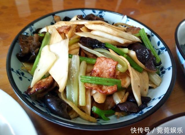 妈妈在我家吃午餐,简单家常,她说家人在一起吃饭就好