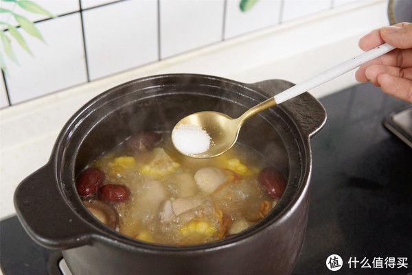 窍门|日常三餐 篇五十七:秋季炖鸡汤,记住“2不用3窍门”,鸡汤清亮鲜香,好喝人人夸