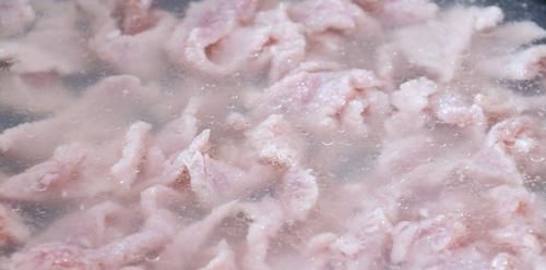 春天吃什么？教你一招，炒出来的猪肉嫩嫩滑滑，一点都不老