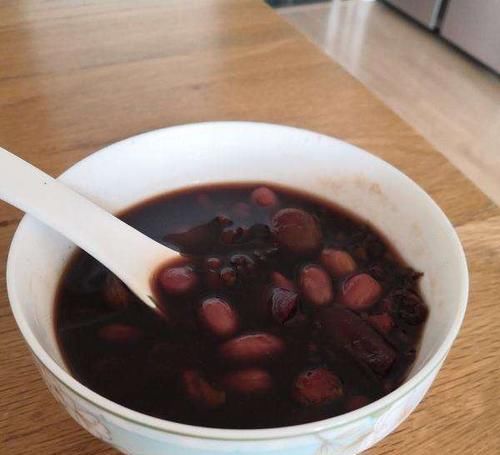 天气忽然转凉，女人应多吃“六红粥”，补肝养血，告别手脚冰凉