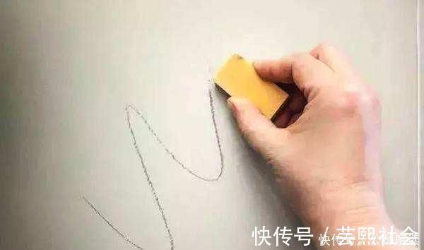 乳胶漆|白墙脏了切记不可用水擦保洁阿姨教你一招，墙面立马焕然一新