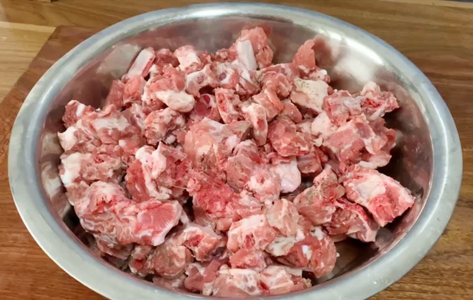 炖排骨时,有人先焯水,有人直接炖,全都不对,大厨教你正确做法