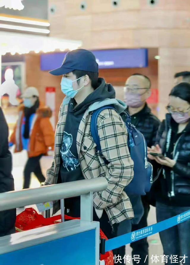 樊振东|终于结束隔离了！国乒樊振东现身机场，卫衣小熊图案萌萌的超抢镜