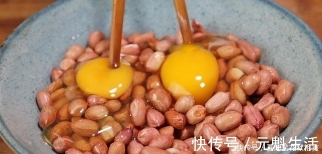 花生米|花生米最好吃的做法,加2个鸡蛋,太香了,我家一周吃3次,超解馋
