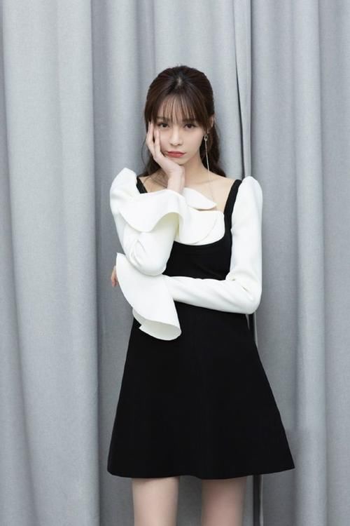 扎丸子头|女明星选择综合症!颗粒绒外套配牛仔裤,很是迷人