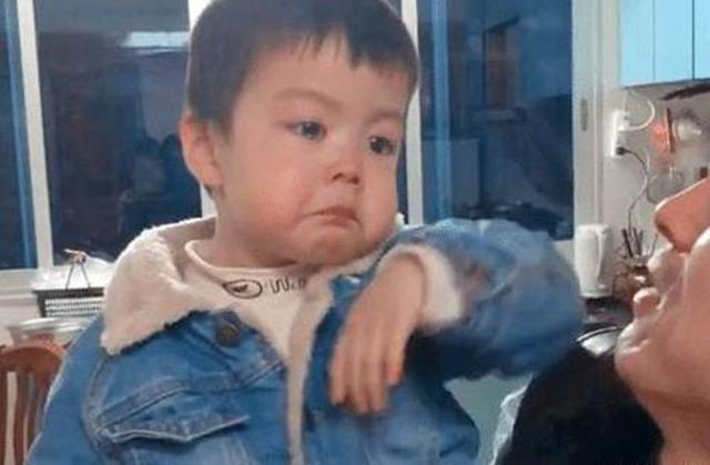 弟弟|“醋王宝宝”火了!看到妈妈只抱了姐姐,自己在一旁委屈得掉眼泪