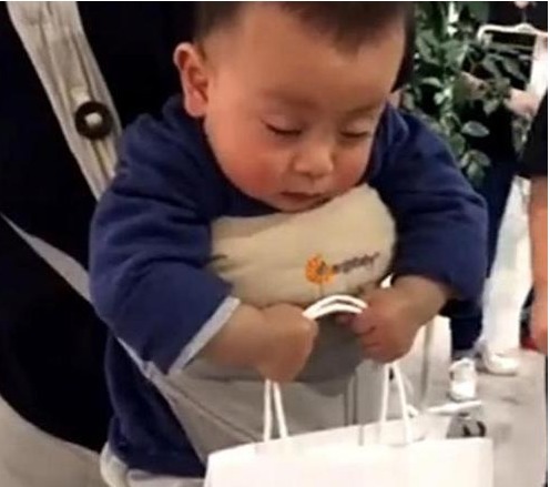 爸爸|“最有责任感宝宝”火了，帮妈妈提购物袋，再困也不忘手中的责任