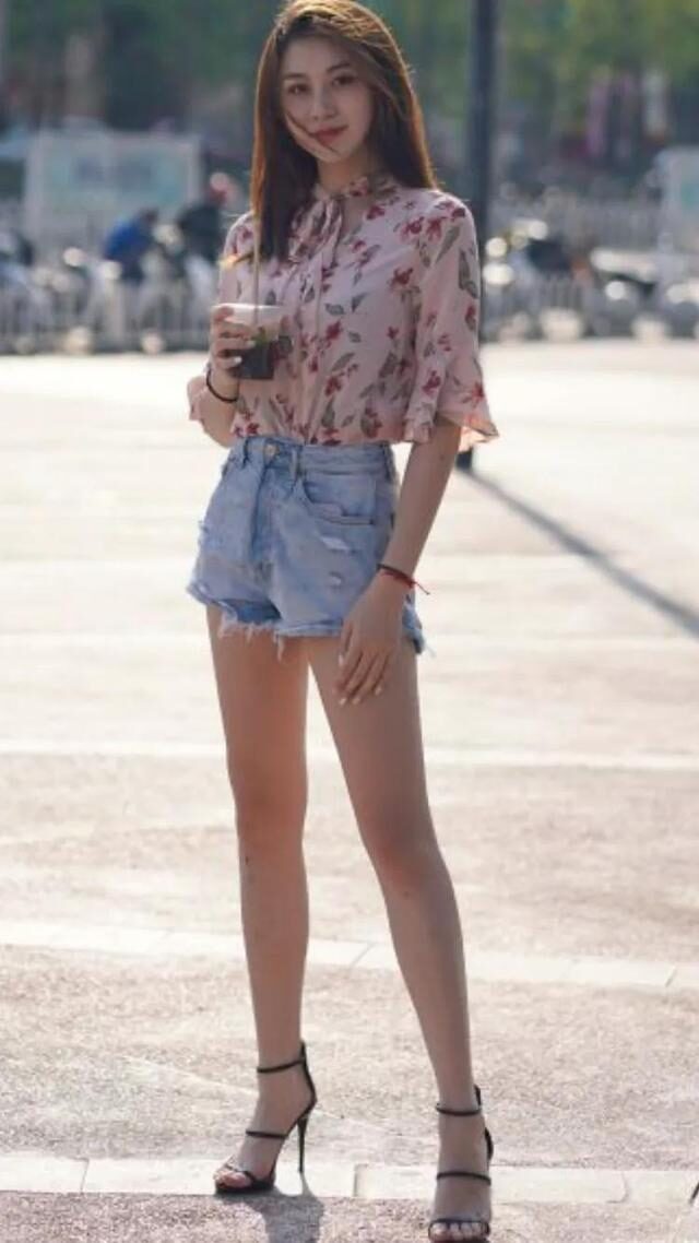 牛仔短裤 粉色碎花上衣搭牛仔短裤这样俏皮可爱少女感十足的穿搭,喜欢吗?