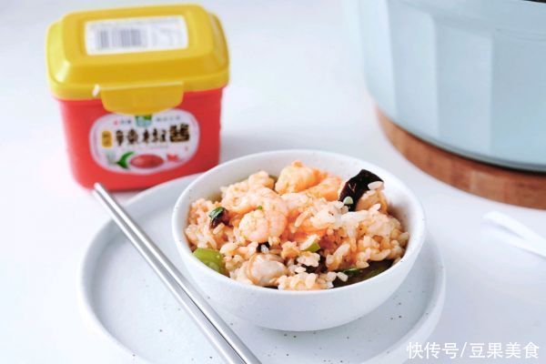 快手|简单快手又下饭的丝瓜海鲜煲仔饭，吃起来那叫一个香