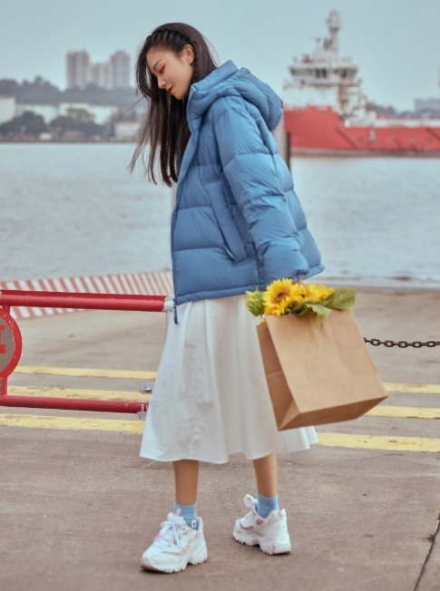 利落|羽绒服别光买黑白灰,今年流行这件“婴儿蓝”,显白还很减龄!