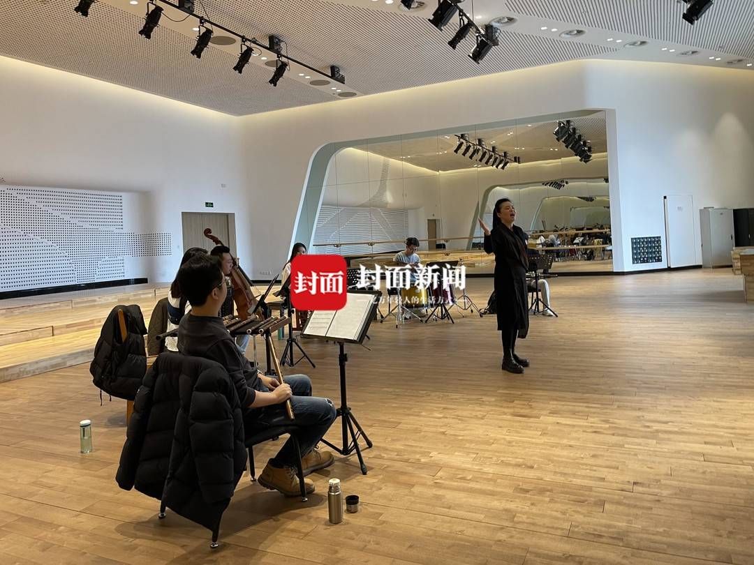 封面！龚琳娜现身成都 加紧排练古诗词音乐会