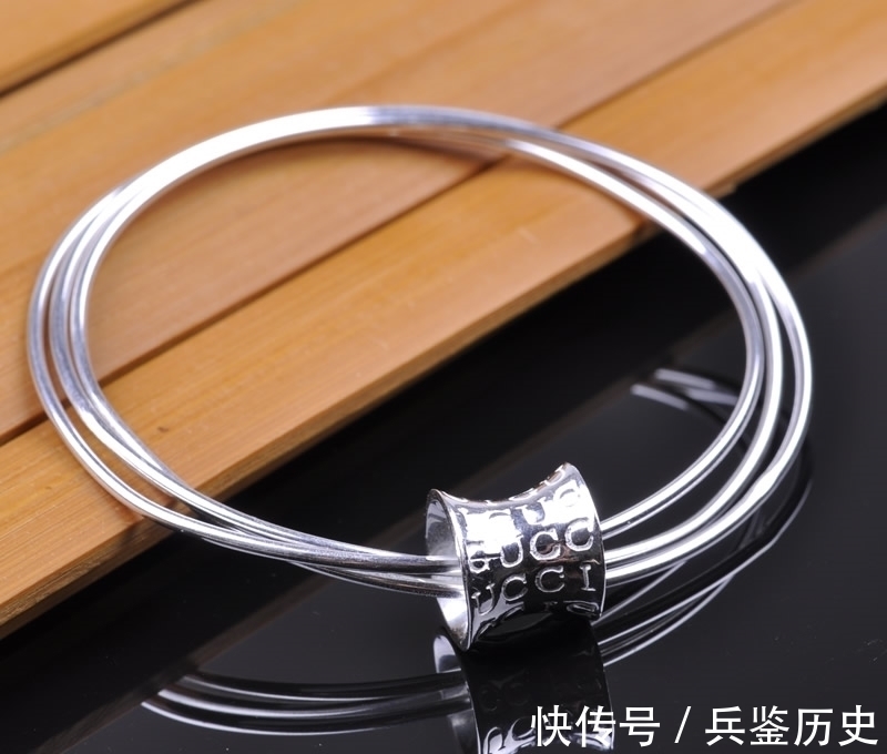 黄金手镯 中年女人大多适合佩戴四款手镯,时尚显气质,看着有品位