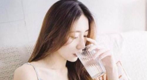 睡觉前的4个“救命”细节，只要坚持，皮肤变白，痘痘肌也会溜走