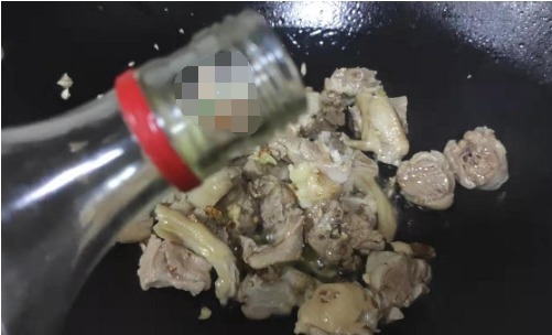 鲜香|鸭肉和它真是绝配,焖一焖鲜香开胃,驱寒暖胃,冷天常做给孩子吃