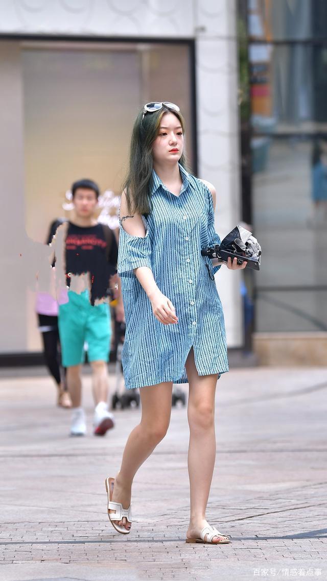 时尚穿搭条纹衬衫裙,搭配拖鞋,简约又时髦