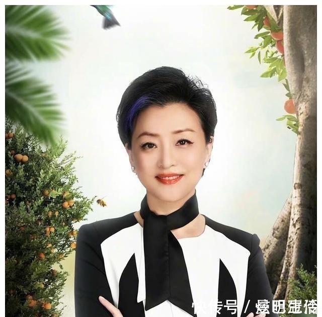 撞色|52岁杨澜保养得真好，黑白撞色连衣裙简约知性，蓝发挑染添俏皮