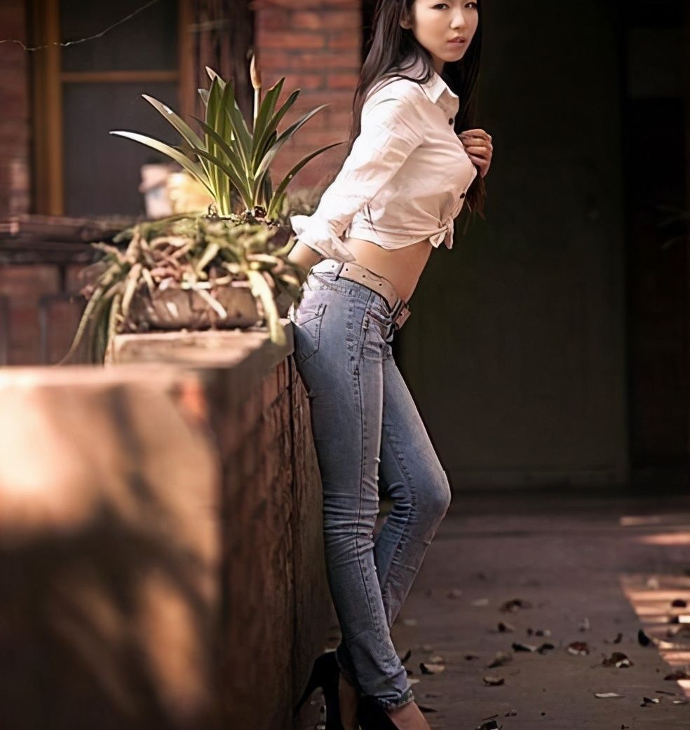 牛仔裤|美女街拍：独特魅力的紧身牛仔裤小姐姐，低调又不失时尚感