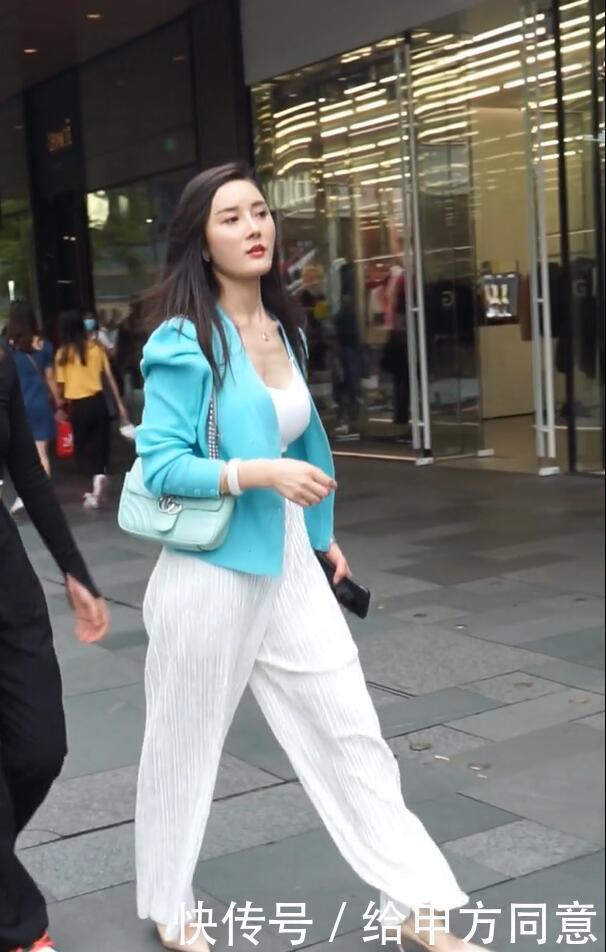 搭上|运动背心搭上阔腿裤,个性不羁,街头就是她的秀场