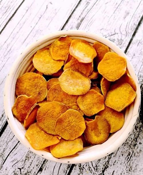 不油炸，热的时候红薯片是软的，简单几步，又酥又脆