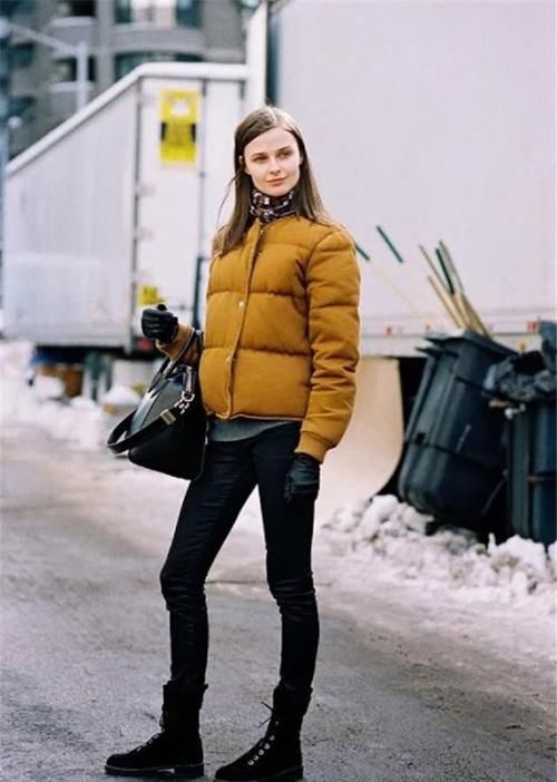 今年靴子裹“无痕裤”的穿法火了,配大衣、羽绒服都好看,真时髦