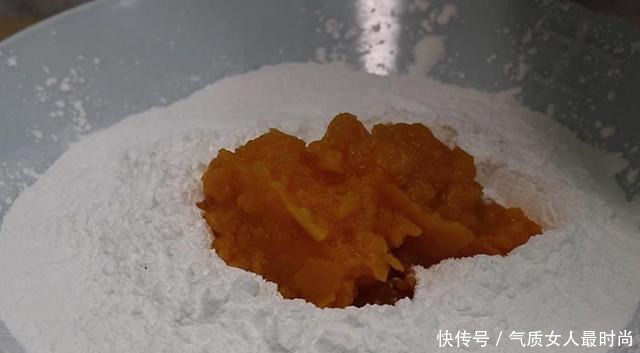  南瓜圆子|南瓜这样做太香了，去外面都吃不到，软糯香甜，一大碗都吃不够