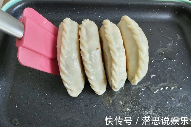 韭菜盒子的家常做法，皮薄馅大而且不出水，香酥又入味，超级解馋