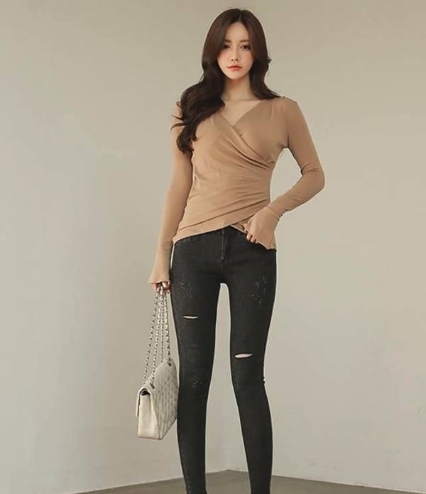 高跟鞋|穿着深灰破洞牛仔裤,做一个对美醒目的女人