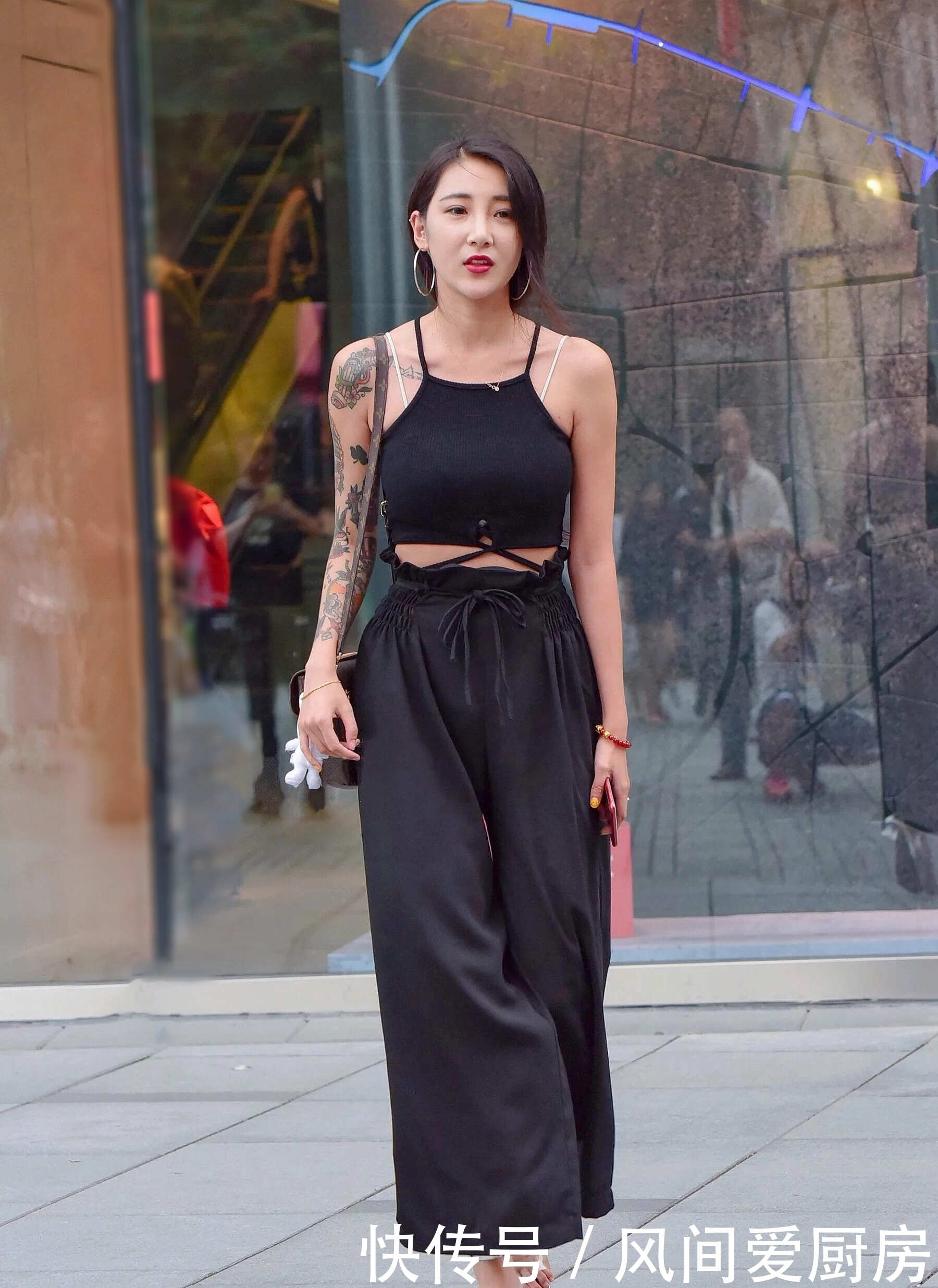 街拍:身材壮实的小姐姐身穿黑色吊带背心,显瘦又显优雅淑女气质