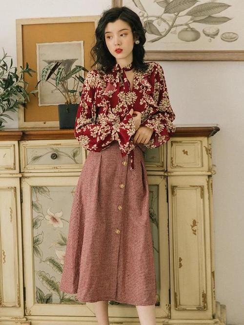 卫衣不受宠了！今年“法式衫+半身裙”正流行，洋气复古很减龄