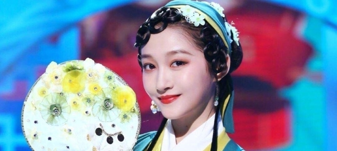 关晓彤豁出去了，大胆尝试青蛇造型，网友：我选白蛇！