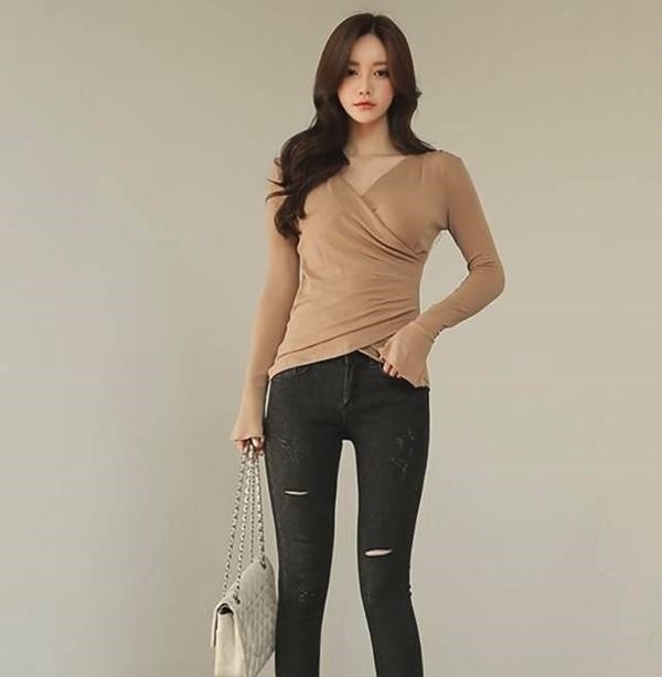 知性 穿着深灰破洞牛仔裤,做一个对美醒目的女人