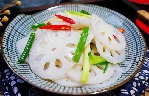 凉拌藕片怎么做才不发黑?牢记3窍门,藕片白净如雪,脆爽可口