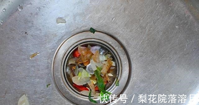 下水道|家里下水道堵了，切记别用热水冲！教你三个妙招，一步畅通无异味