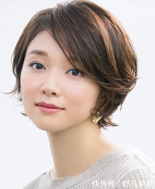 日本妈妈|中老年女人烫发别选“小卷”,学日本妈妈,烫这些“大卷”更减龄