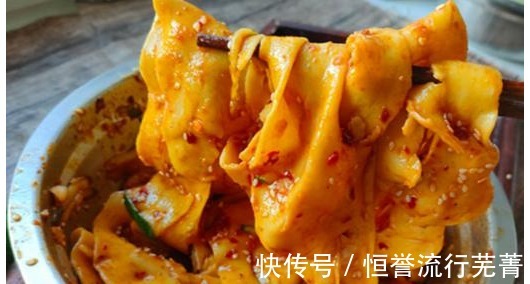 面粉里打入鸡蛋,泡一泡拉一拉,煮好加料拌一拌,三伏天吃真开胃!