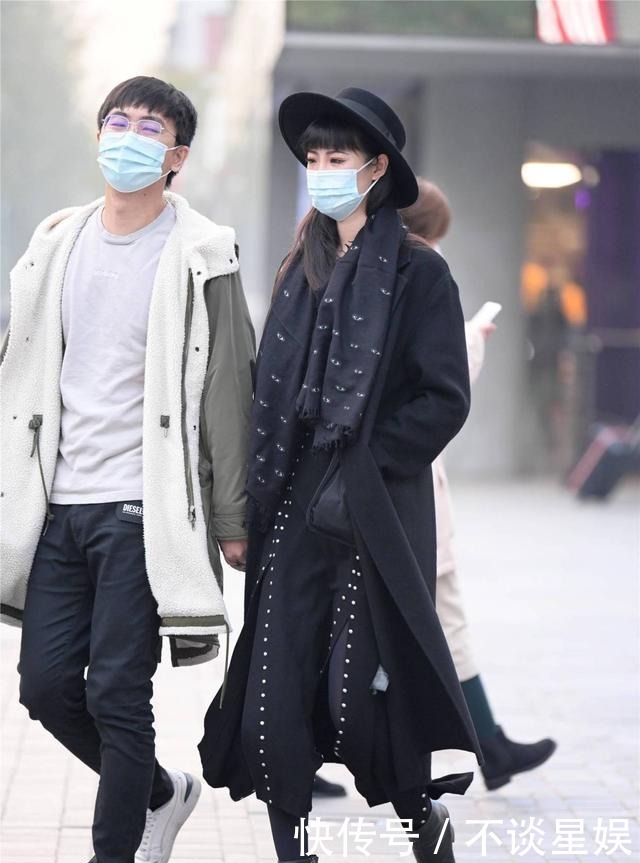 长款|初冬时节的一种保暖穿搭,厚实的长款大衣,简约保暖,还很美