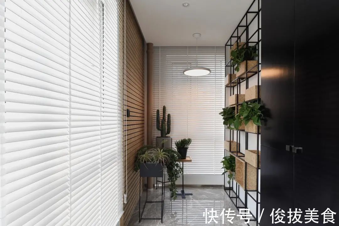 优雅|180㎡现代简约，卫生间用玻璃墙？设计太大胆！是否有点奔放？