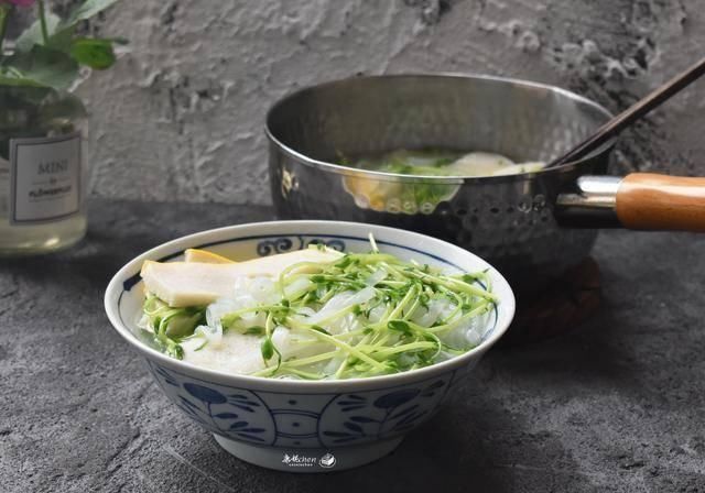  10分钟就能做好这早餐，鲜美又营养，一大碗吃个精光，解馋又管饱