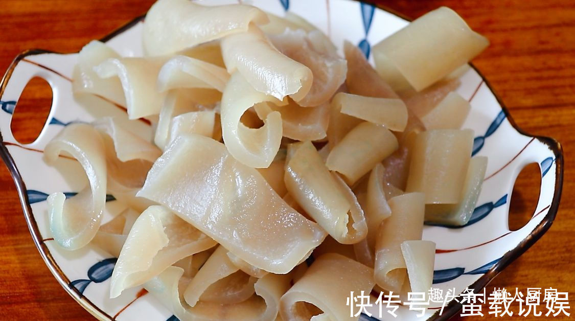 收入|掌握好这些技巧，炸出来的猪皮蓬松，有人凭借着炸猪皮年收入百万