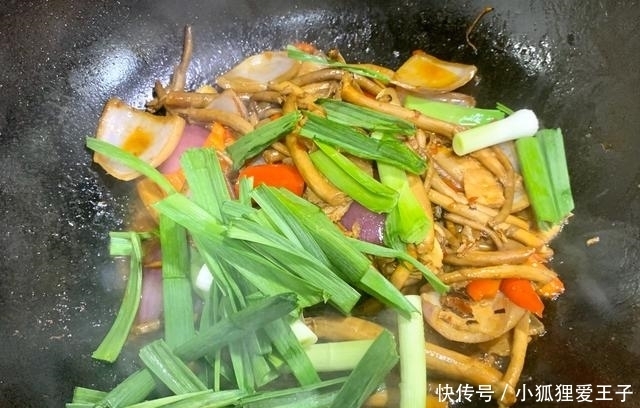 下饭|茶树菇除了炖汤,炒着吃更香,配上五花肉,咸香可口,下饭美味