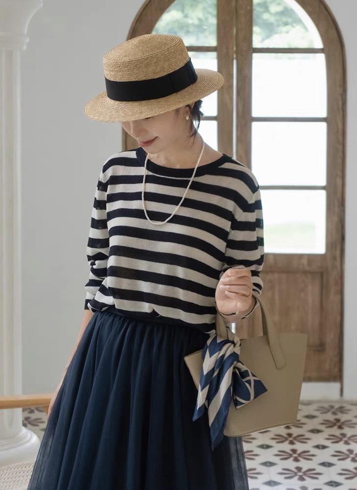 搭配 秋冬“条纹针织衫”咋穿才洋气？这些搭配保暖又舒适，值得借鉴