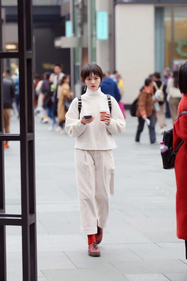 街拍:语笑嫣然的美女,白色上衣配牛仔短裙,笑容甜美