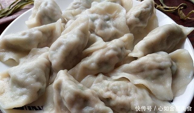  冷天，我常买它包饺子，泡好切碎拌进肉馅里，脆嫩鲜美，吃着真香