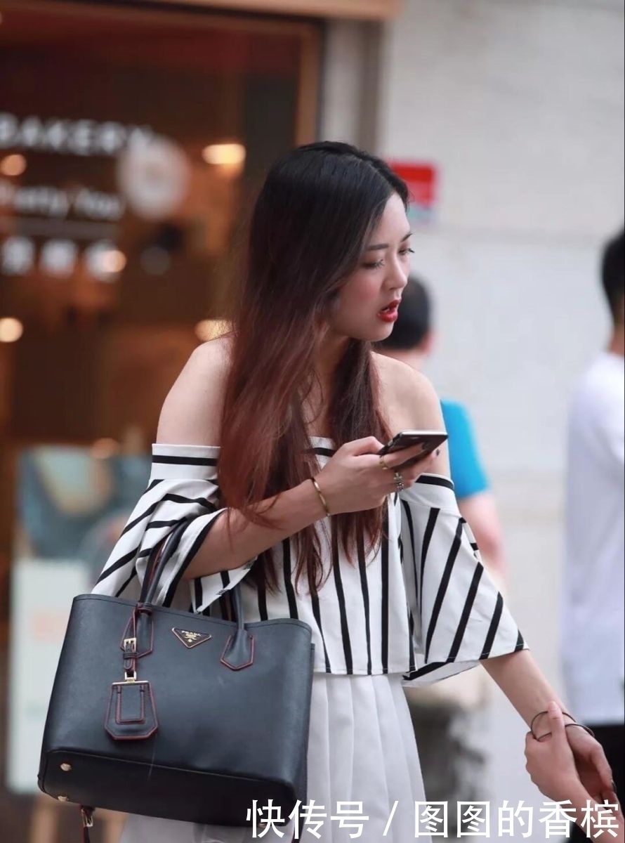 笑容|街拍性感姐妹花，时尚的穿搭甜美的笑容，傲人身材性感无比