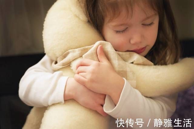 下意识|姐姐睡觉被弟弟吵醒,见妈妈没在,姐姐下意识的举动让人暖心