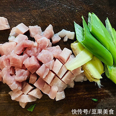 肉丁|想要滋阴补血吗？这道肉丁豆芽少不了